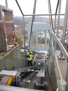 Instalada la primera cabina del ascensor inclinado de la estacin de San Antonio de Etxebarri de la lnea 3 de Metro Bilbao
