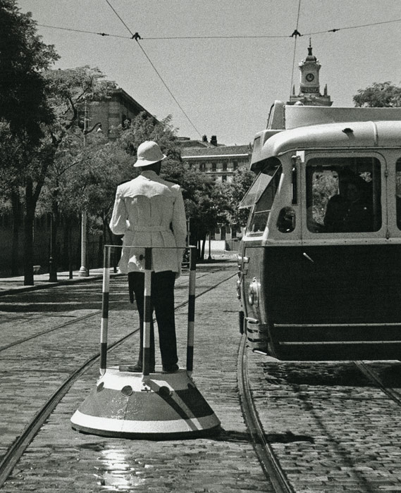 1953. Tocados con sus clsicos salacots, este guardia urbano gestiona su cruce entre las vas del tranva. 