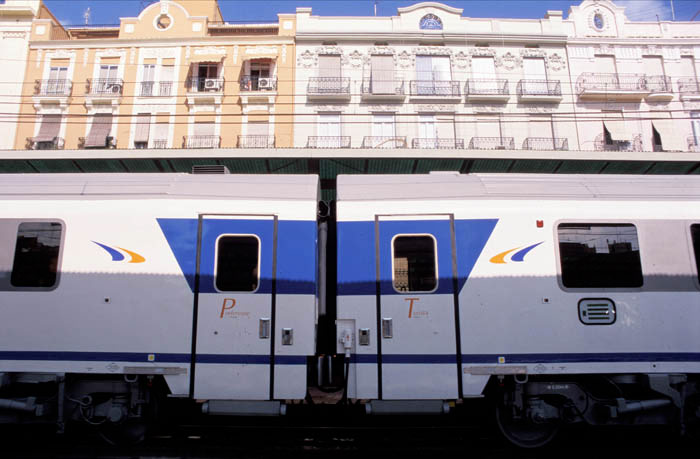 El Arco Portbou - Murcia fue el primer servicio Arco creado, y una Portbou con Barcelona, Valencia, Alicante y Murcia, a travs del Corredor Mediterrneo. Circul desde el ao 2001 hasta el 2008, cuando fue sustituido por una unidad Serie 490 en servicio Alaris que ya solo una Barcelona con Alicante, sin llegar a Portbou y Murcia.