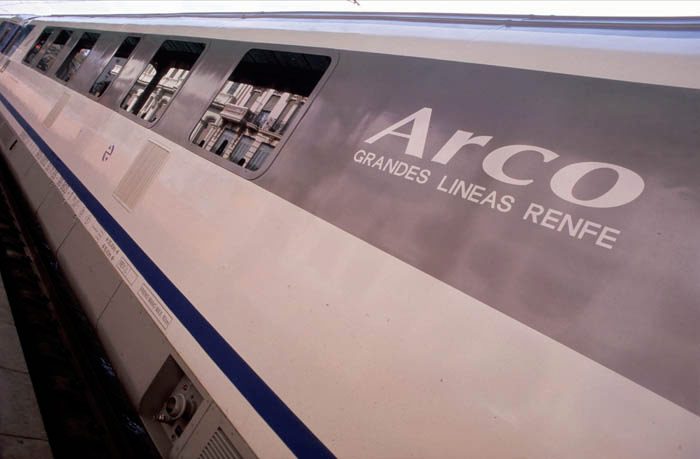 El proyecto Arco fue lanzado por Renfe en el ao 2001, cuando decidi crear un servicio de Larga Distancia entre Portbou, Barcelona, Valencia, Alicante y Murcia, para complementar a trenes Talgo y Euromed pero con ms paradas comerciales.