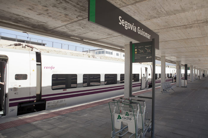 Primera parada desde Madrid: estacin de Segovia Guiomar. El tren circula por va de alta velocidad