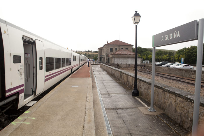 A gudia. El tren cruza con otro Alvia que circula hacia Madrid.