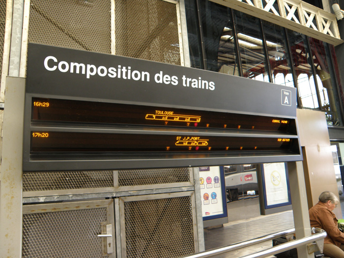 Un panel electrnico informa al viajero de dnde se sita cada tren y la ubicacin concreta de los coches a lo largo de los andenes.