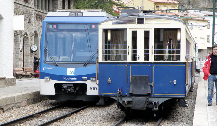 En la estacin de Ribes-Vila se cruzan el tren histrico con el moderno automotor elctrico articulado tipo GTW 2/6, el  A-10 bautizado como Noufonts, en la estacin de Ribes-Vila: 72 aos separan uno de otro tren. 