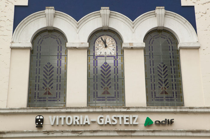 Detalle de ventanas y reloj en la fachada principal de la estacin.