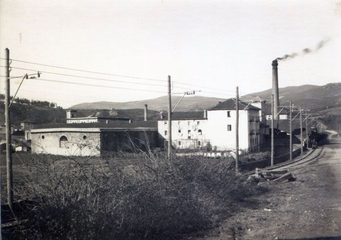 Vista de la va del tranva a su paso por Usnsolo. Archivo EuskoTren/Museo Vasco del Ferrocarril