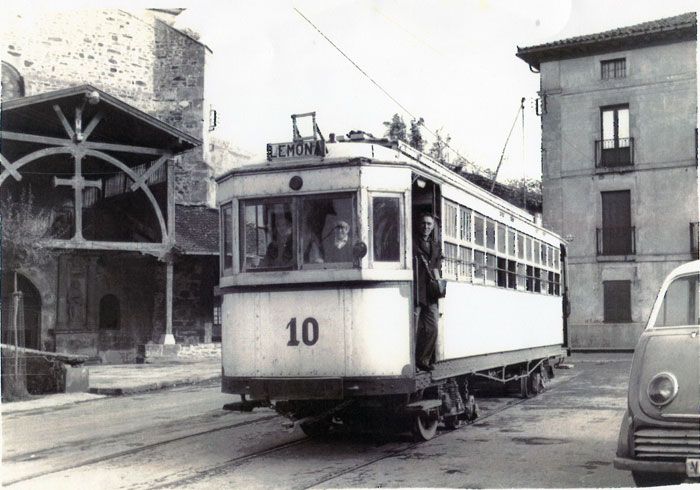 Tranva fotografiado junto a la parroquia de Areatza (Villaro). Archivo EuskoTren/Museo Vasco del Ferrocarril
