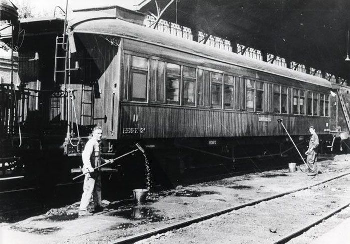 Coche de madera tipo BC de la 2 Zona de RENFE, detenido en la estacin de Madrid. Ao1930