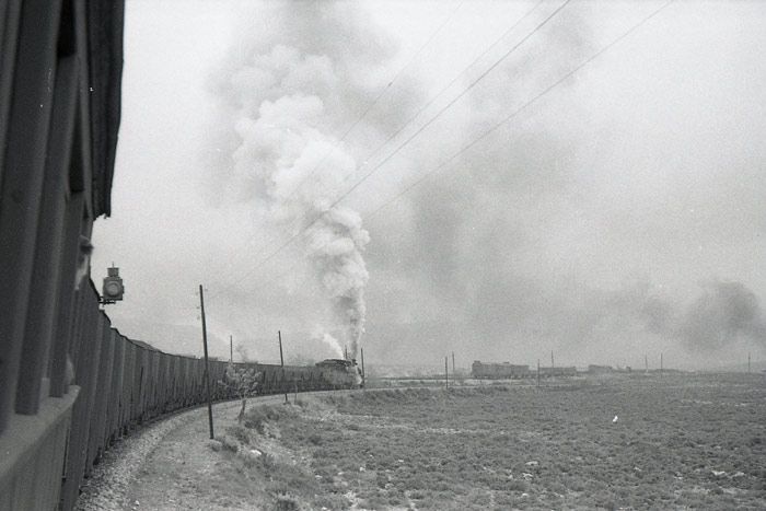 Durante parte del trayecto, el tren de Sierra Menera circul en paralelo al de Renfe. 6 de abril de 1961. 