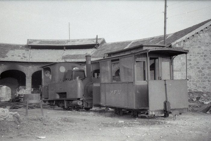 Pequeo coche de viajeros del ferrocarril de 60 centmetros de ancho de va a las minas de Utrillas, hoy felizmente recuperado para el tren turstico de esta localidad turolense. 8 de abril de 1961. 