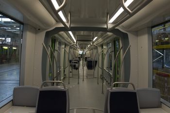 Euskotren presenta la primera unidad de los nuevos tranvas extralargos de Vitoria