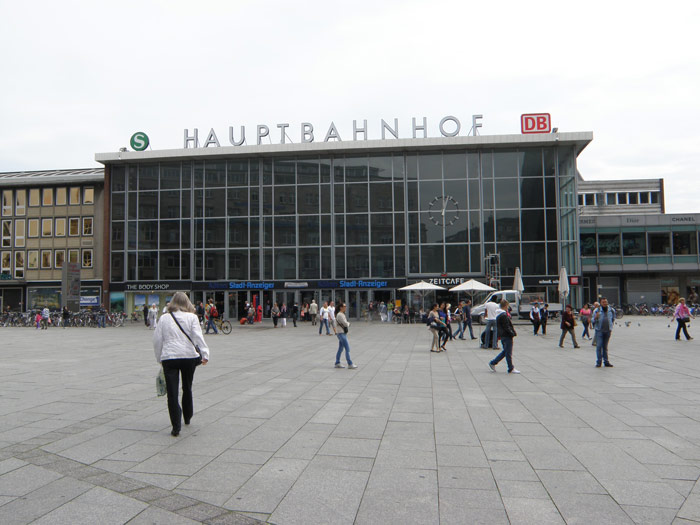 Plaza de acceso al edificio de viajeros de la estacin de Colonia