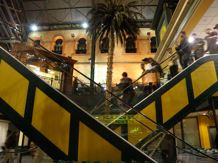 Escaleras de acceso al aparcamiento subterrneo y autoservicio en Plaza de Armas. El arquitecto busc imitar la arquitectua metlica roblonada.