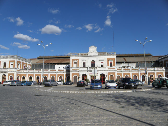 Vista de la fachada principal de la estacin de San Bernardo.