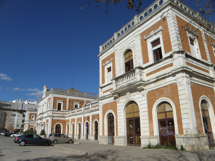 Vista lateral de la fachada, lado calle, de la estacin de San Bernardo