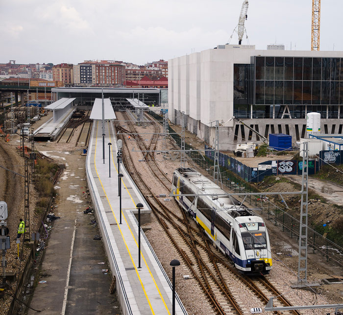 El primer tren sale de la nueva estacin provisional. Foto J.A. Gmez