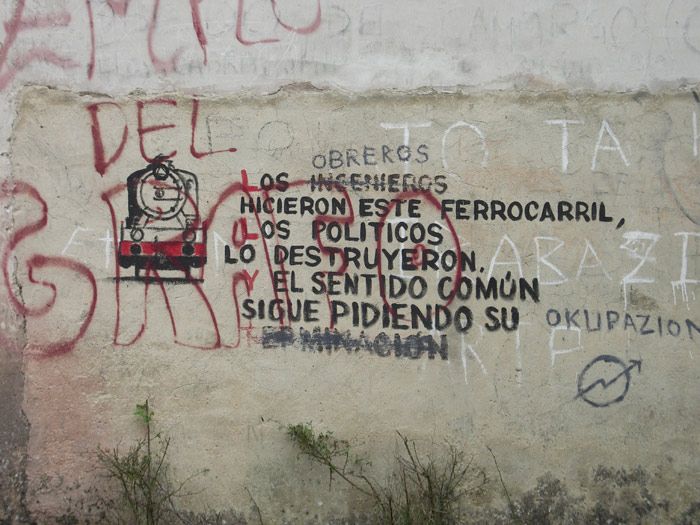Graffiti pintado en la boca sur del tnel de la Engaa.
