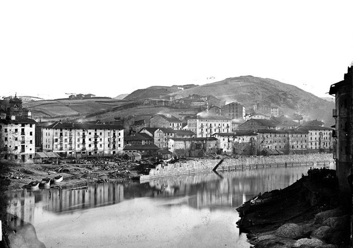 Vista del bilbano barrio de Atxuri tomada por Jean Laurent en 1863. Se aprecia el futuro emplazamiento de la estacin del ferrocarril de Bilbao a Durango. Patrimonio Histrico, Ministerio de Cultura.