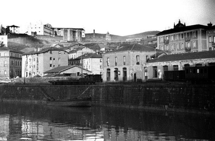 Vista de la  primitiva estacin de Atxuri, hacia 1885. Archivo EuskoTren/Museo Vasco del Ferrocarril
