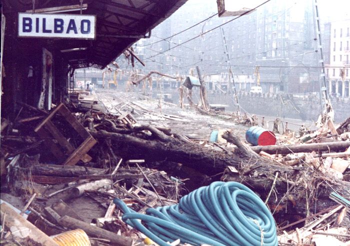 Las trgicas inundaciones de 1983 provocaron grandes daos en la estacin de Atxuri. Archivo EuskoTren/Museo Vasco del Ferrocarril