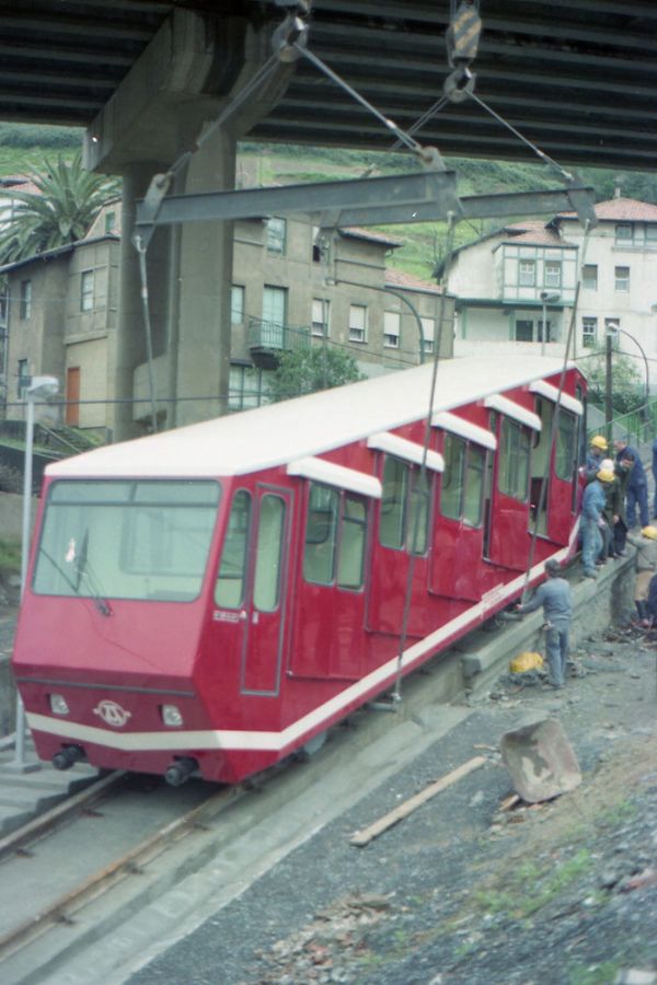 Labores de encarrilamiento de los nuevos coches del funicular. Archivo EuskoTren/Museo Vasco del Ferrocarril