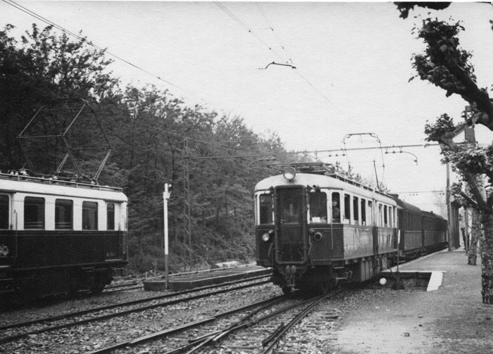 Cruce de dos automotores Ganz largos en la estacin de Euba. Archivo EuskoTren/Museo Vasco del Ferrocarril. 